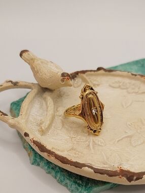 AVON KENSINGTON Goldtone Oval Signet Filigree Vintage Ring Sz. 5-6